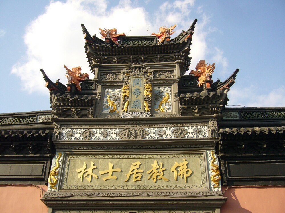 宁波的一处古建筑,这个关帝庙有南方的建筑风格,香火挺旺,值得看看.