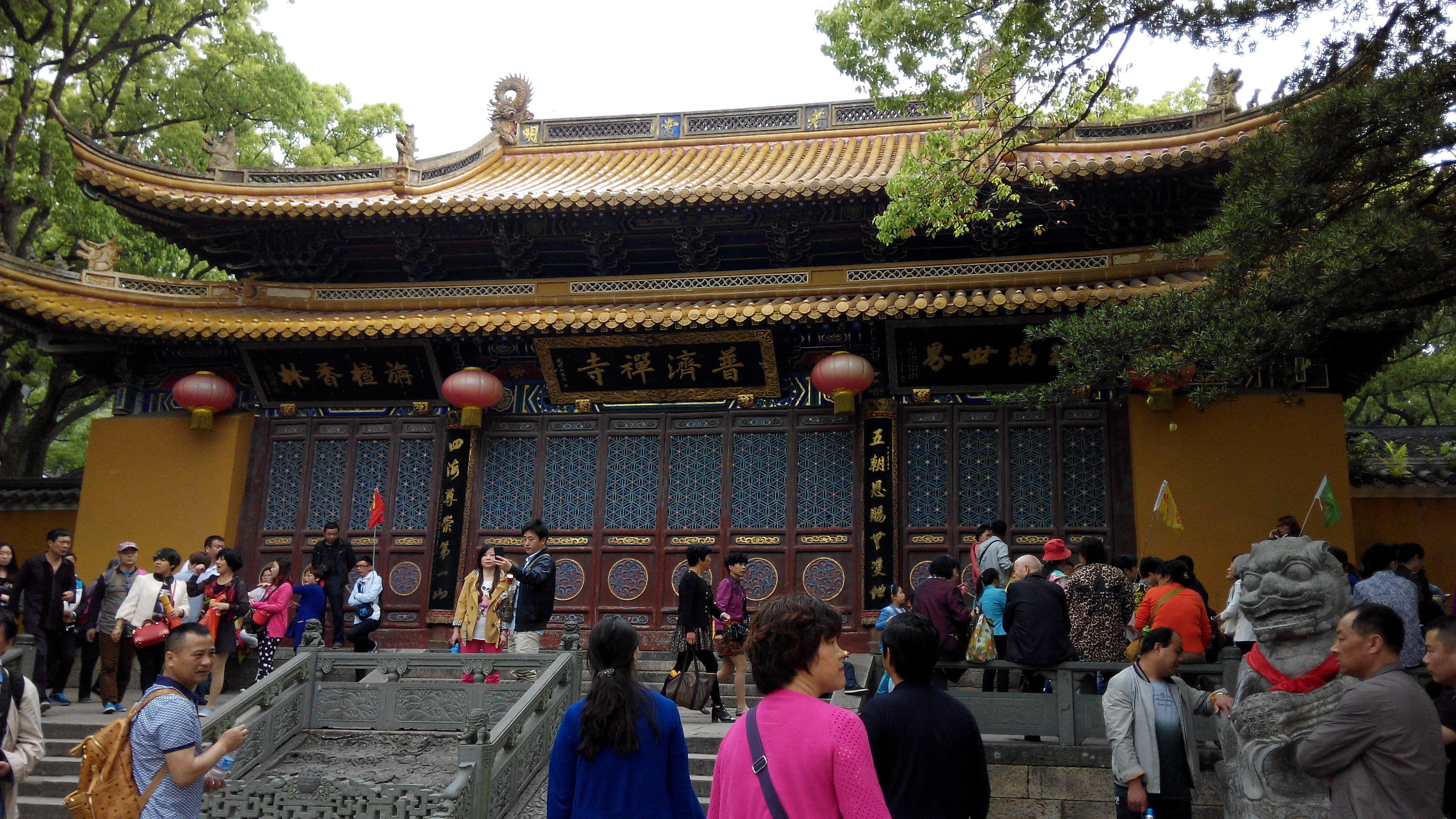 普陀山最大的寺院是:普济寺,法雨寺,慧济