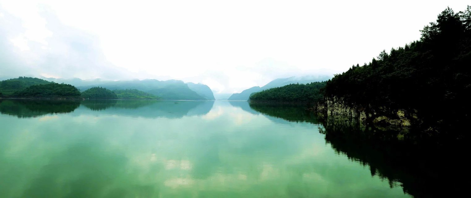 除了静若处子的湖面,飞龙湖还有灵动飞扬的瀑,滚滚流