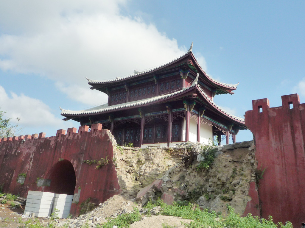 15.维修中的崖州古城门