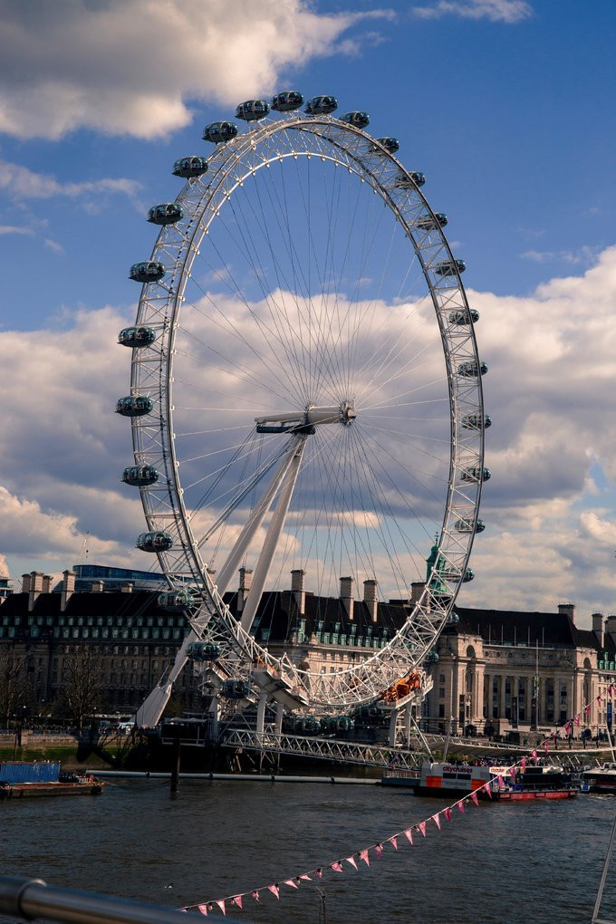 五十周年纪念桥 伦敦眼 ,碰上周末london eye那里人山人海,放弃了坐