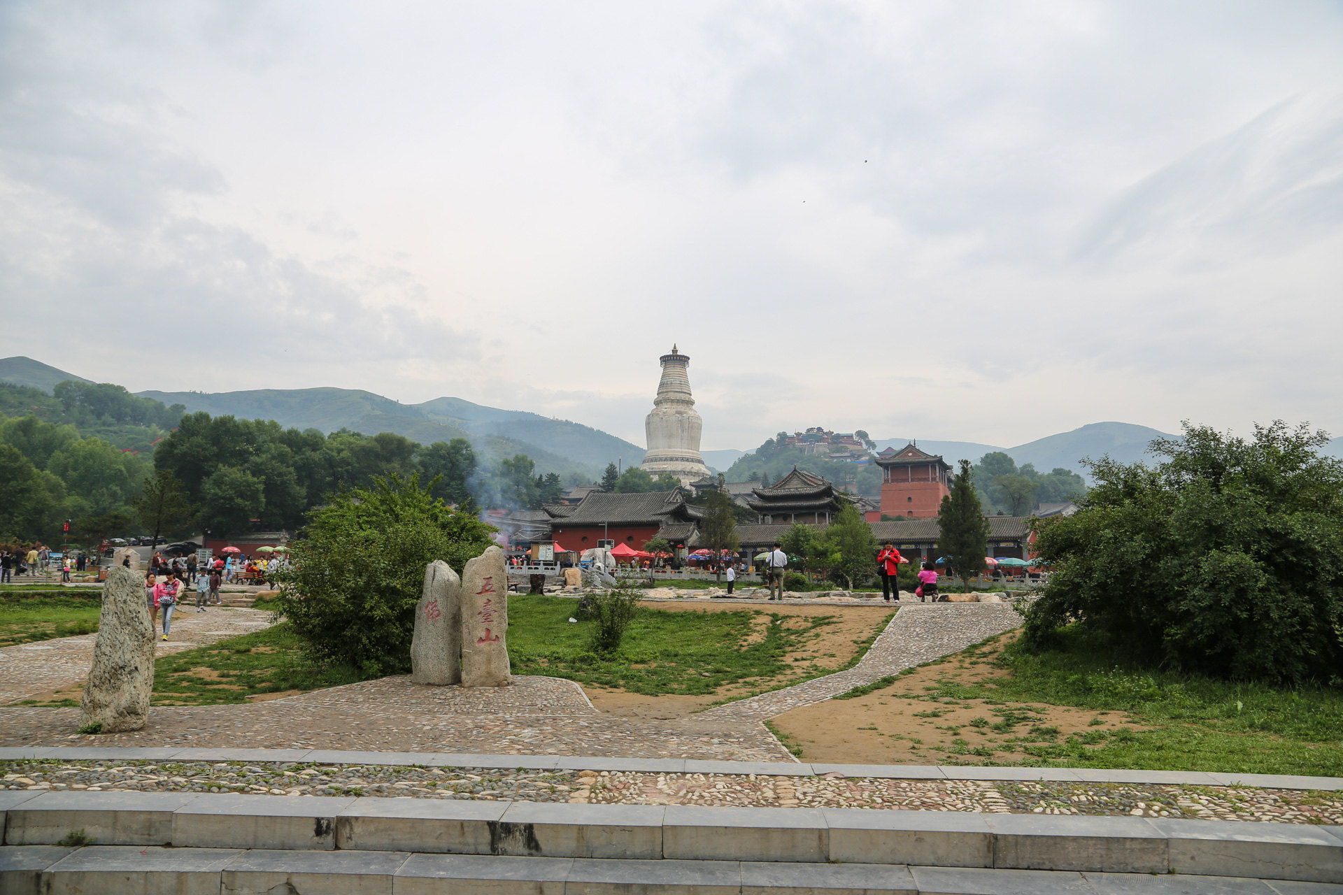 中国世界遗产之一.
五台山主景区群山怀抱,绿树掩隐,庄严肃穆.