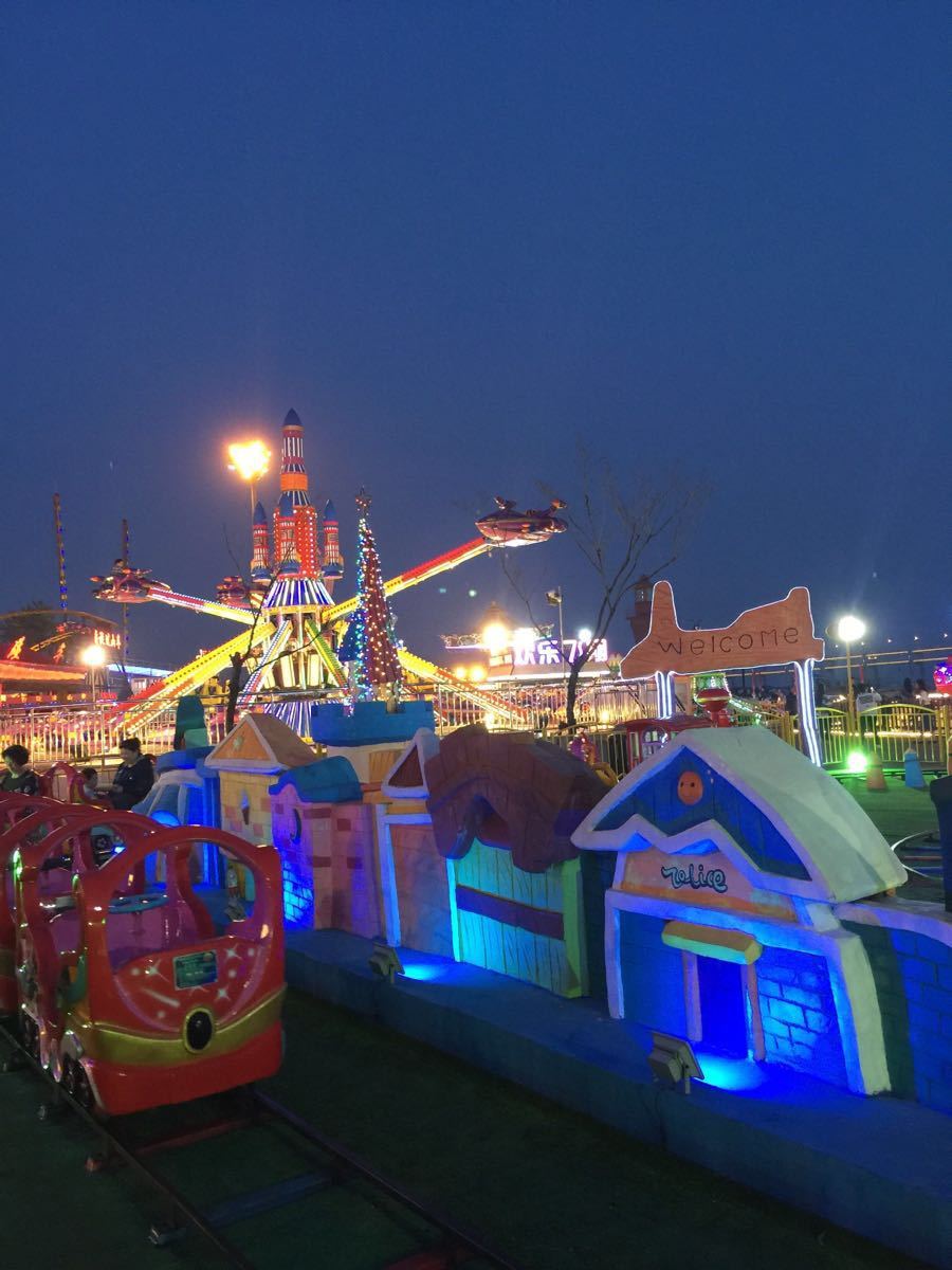 星海广场夜景很漂亮,也很干净,最重要的是还有儿童游乐