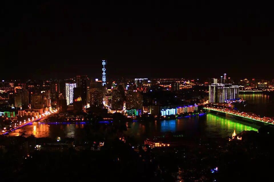 上到山顶观景台,欣赏全柳州市最美的景色,特别周末晚上的夜景灯光!