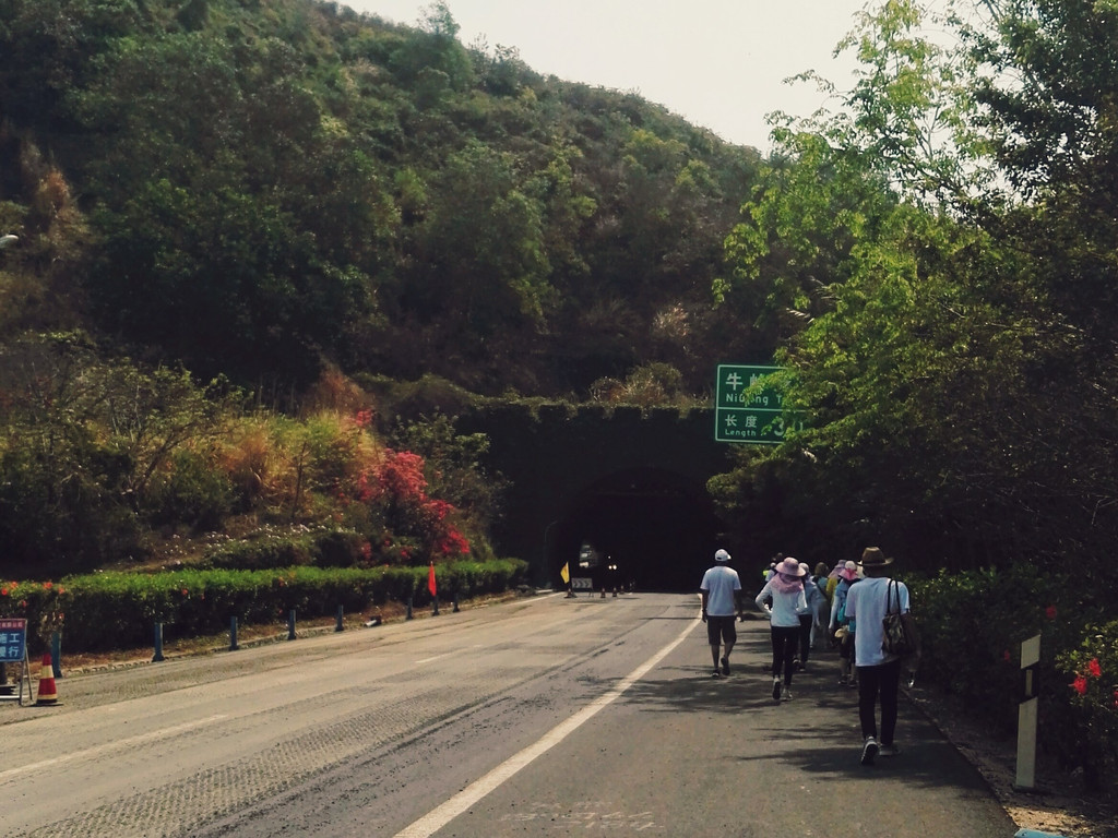 一路行走,穿越黑咕隆咚的牛岭隧道