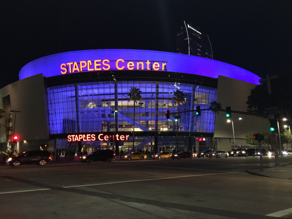 最后再回望一眼staples center,晚上的斯台普斯中心比白天漂亮好多.