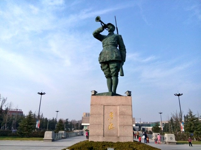  军姿挺拔,军号响亮的新四军战士雕像----纪念馆的标志性建筑.