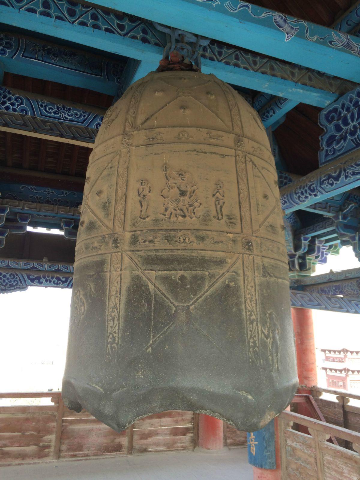 大云寺铜钟坐落在武威城东北角的大云寺内,大云晓钟也属于凉州八景。大云寺原名宏藏寺,历史悠久,东晋时期建造,但现在已完全损坏,唯存寺内的古钟楼。古钟楼建造在拔地而起的砖包台基上,基底有100多平方米。楼上悬挂着1口合金铸成的高2.5米,直径1.2米的唐朝巨钟,据说每至日出时分,霞光万里,自西向东仰观大云晓钟,但见巨钟通体被朝霞煨成红色,四周透出道道瑞光金色。
