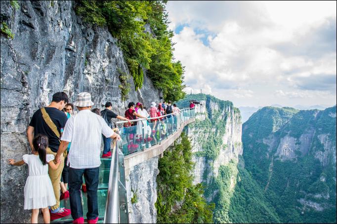 【携程攻略】张家界天门山玻璃栈道景点,有人害怕,有人惊呼,有人兴奋