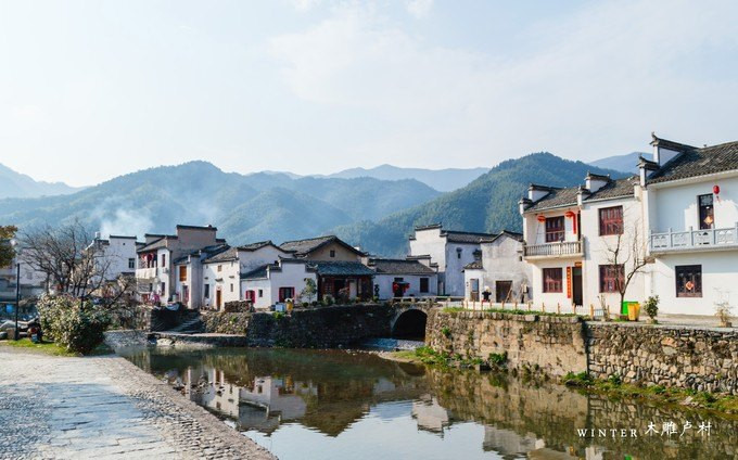 卢村 石碑上用秀美在形容卢村,卢村很小,秀中有