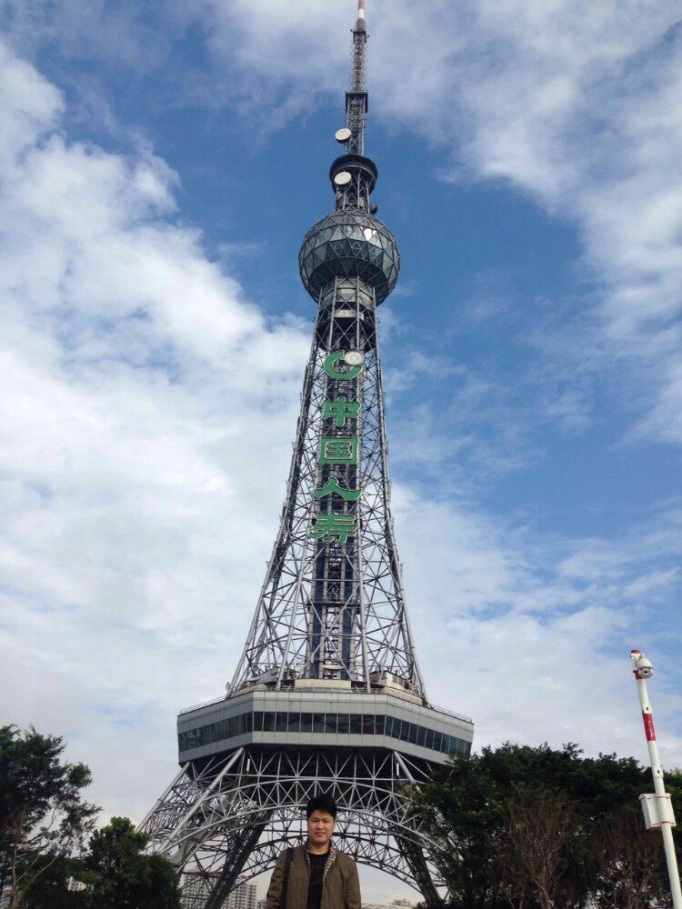 佛山标志性建筑之一佛山电视塔.1995年佛山电视塔建成启用,佛山电视台正式启播,实行有线无线电视同时播出,使人民文化生活日益丰富。
佛山市电视塔座落于禅城区的报华路。塔高238米,是集广播电视与发射以及旅游观光、饮食娱乐于一体。匐上该塔,既可观看播音员主持节目,又可俯瞰市区全景。
