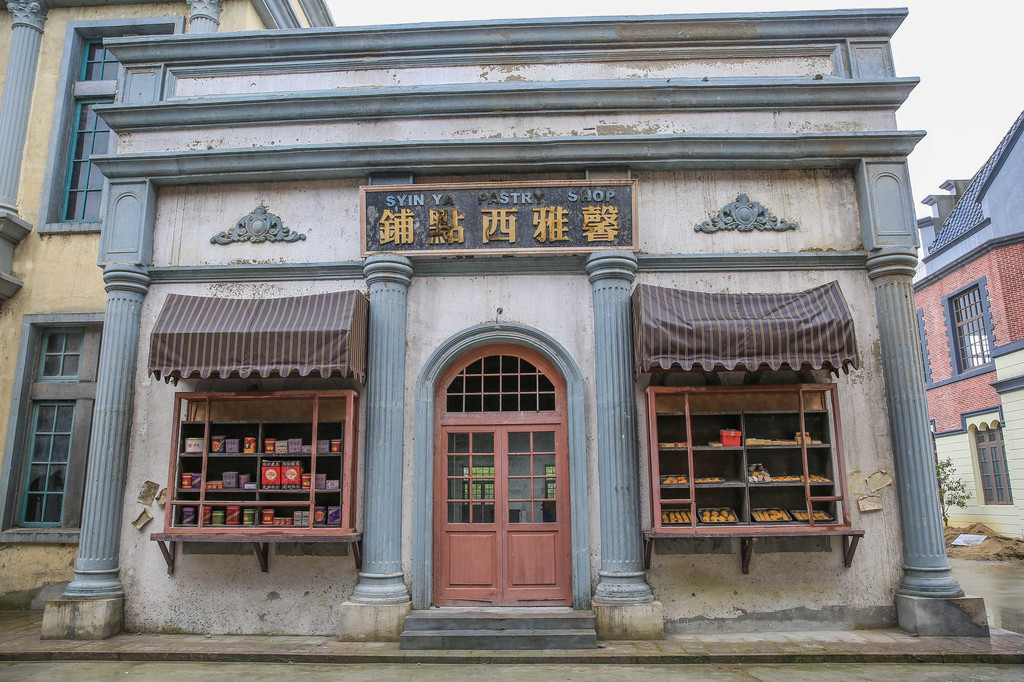 一幢重庆大剧院,几根毫无规划的电线,仿佛置身民国,在当年,这里应该算