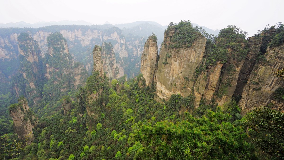 摘星台是黄石寨顶东头的伸出一道约100米的山梁,山梁尽头有由两块