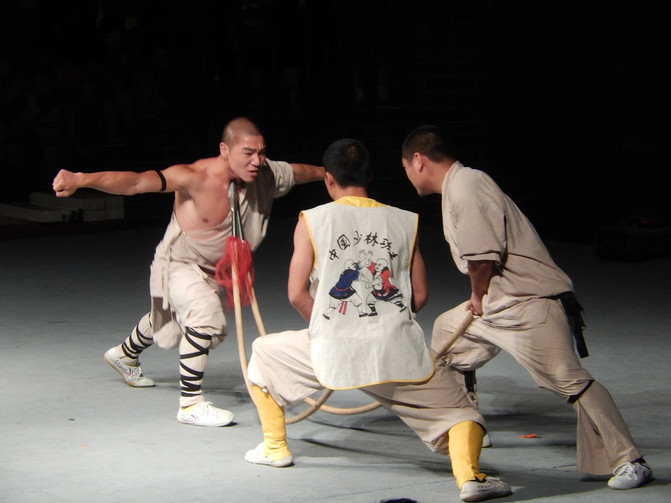 演武厅内有武术表演,凭门票观看,内容有十八般兵器演示,硬气功表演