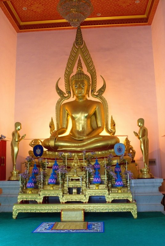 这座佛堂里就是泰国内政部长最早捐献的金佛像.