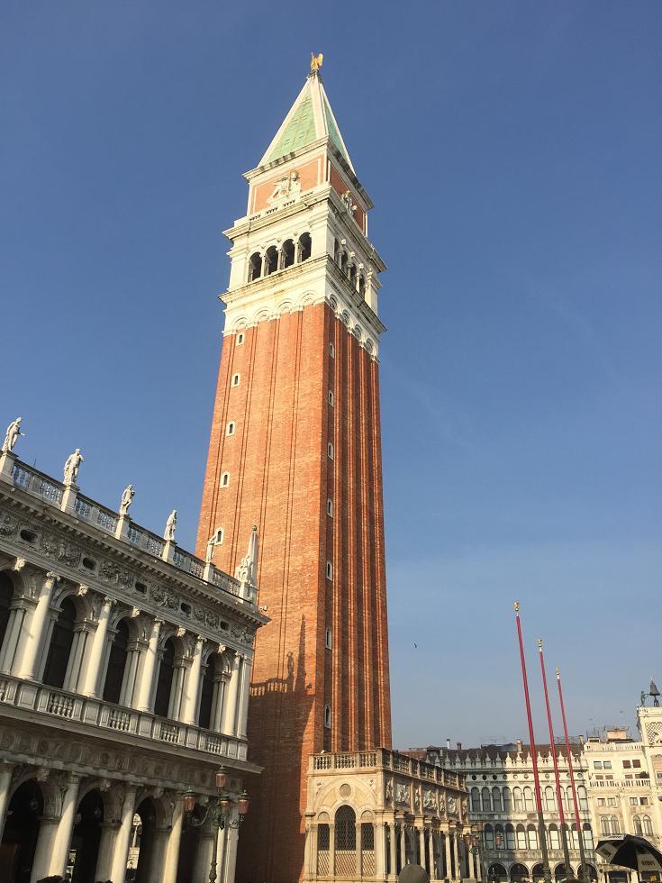 圣马可钟楼隶属于圣马可大教堂,是威尼斯最高的建筑物
