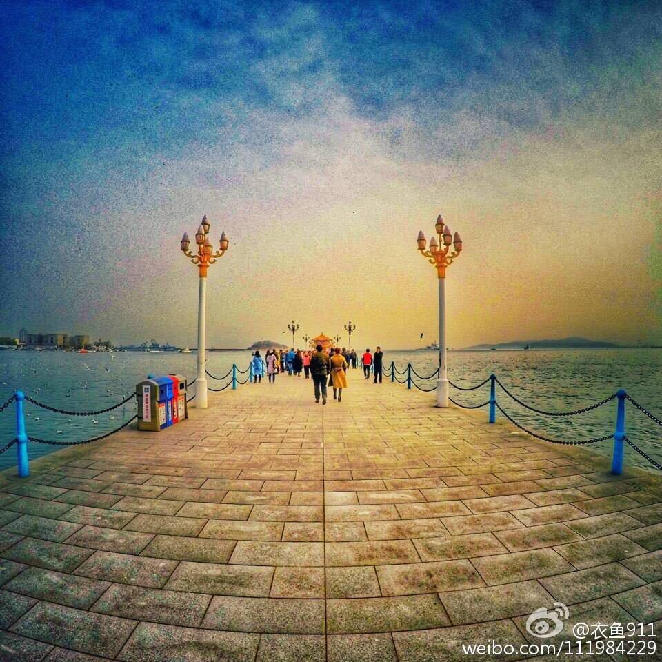 青岛栈桥是青岛海滨风景区的景点之一,是首批国家AAAA级旅游景区。
青岛栈桥位于游人如织的青岛中山路南端,桥身从海岸探入如弯月般的青岛湾深处。
青岛栈桥始建于清光绪十八年(1892年),是青岛最早的军事专用人工码头建筑,现在是青岛的重要标志性建筑物和著名风景游览点。
青岛栈桥全长440米,宽8米,钢混结构。桥南端筑半圆形防波堤,堤内建有民族形式的两层八角楼,名回澜阁,游人伫立阁旁,欣赏层层巨浪涌来,飞阁回澜被誉为青岛十景之一。桥北沿岸,辟为栈桥公园,园内花木扶疏