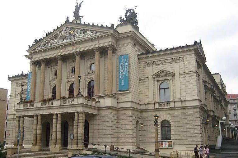 national theater opera景点,位于布拉格火车站附近的国家歌剧院,不