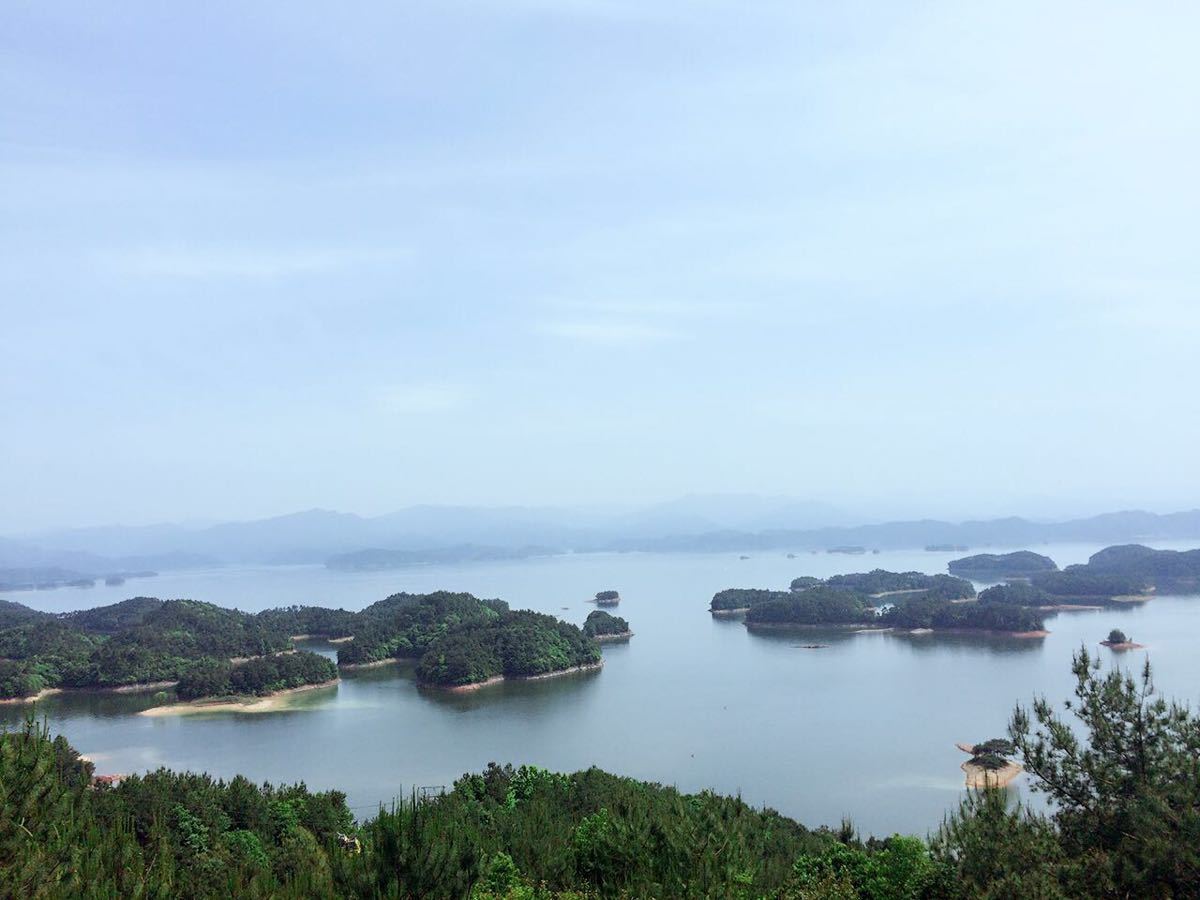 【携程攻略】浙江杭州淳安千岛湖千岛湖景区好玩吗,样_cninr 一个人骑行,孤单却内省;
一群人骑行,壮观而有力。
喜欢有水的地方,一大片安静的水面,可以让人的心灵得到自然的沉淀;或者微波荡漾,荡起心中的片片涟漪;或者,狂风卷起千层浪,宣泄尽心中的不满。
伴着夕阳霞光,迎着朝阳暖身,出发,千岛湖,骑行者的天堂!!!
千岛湖,是一个美丽的湖。湖中那1078个岛屿,姿态各异,风姿绰约。春游湖上,布满山花的岛屿,是一个个天真烂漫的村姑;夏日游湖,人们多想在这碧波中逐浪畅游;秋山红叶,使人想起"霜叶红于二月花&