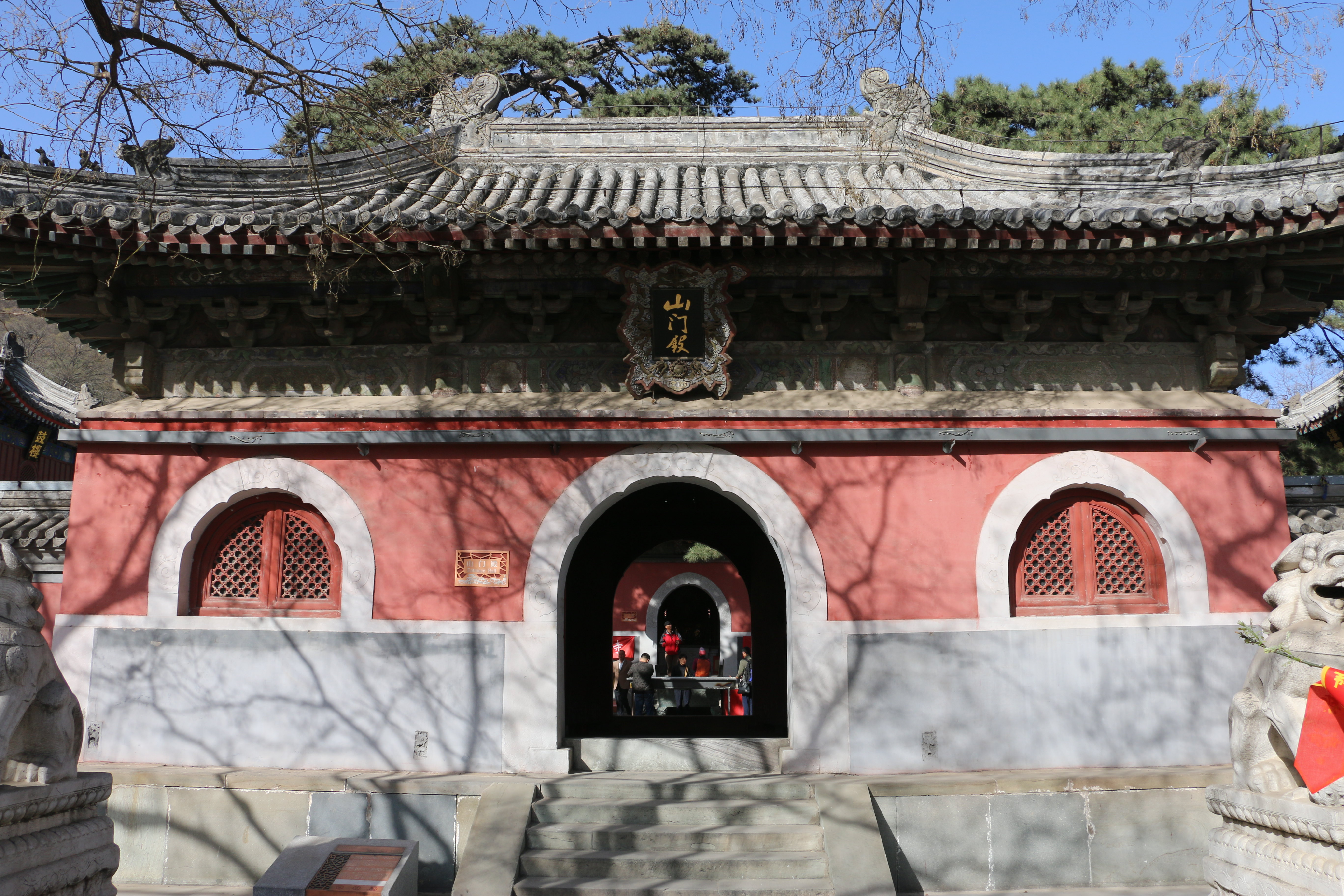 戒台寺坐西朝东,坐落于北京西门头沟区马鞍山上,戒台寺有着1400多年