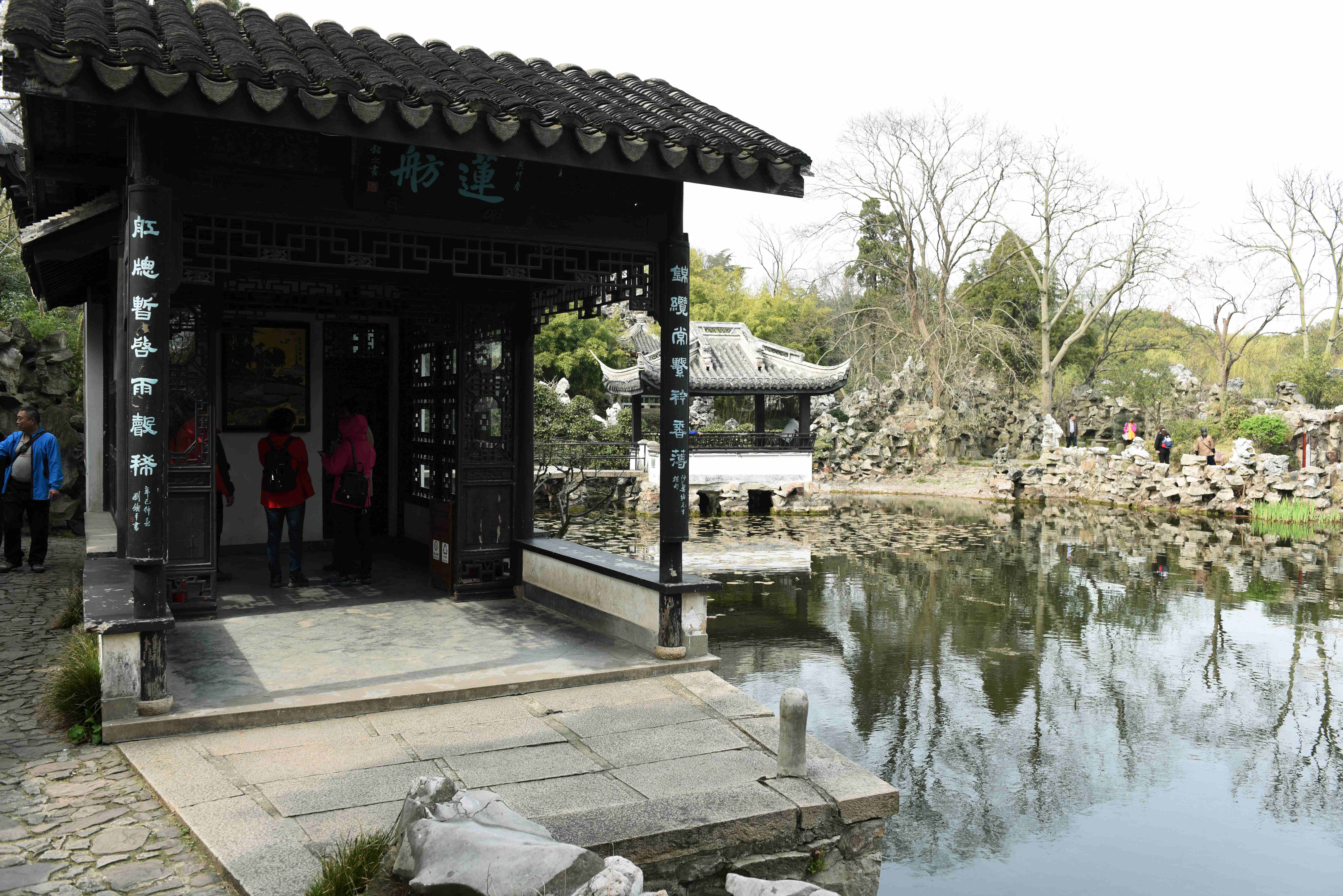 进蠡园大门往左是假山群,先不去假山那玩,一圈逛出来时再去.