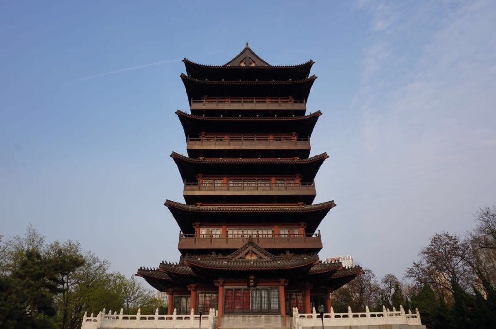 大门与包公墓园相向,西接包公祠,南侧是浮庄,已成为合肥标志性建筑.