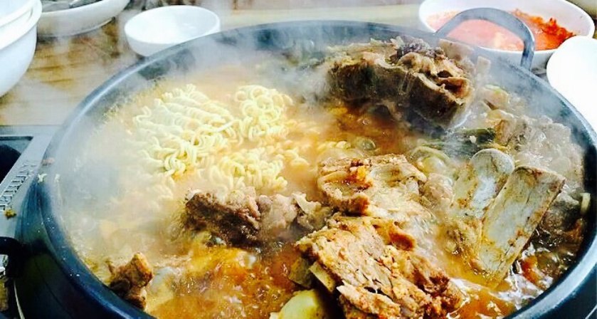 一大碗的白饭,之后服务员帮着把白米饭再放到脊骨锅图片