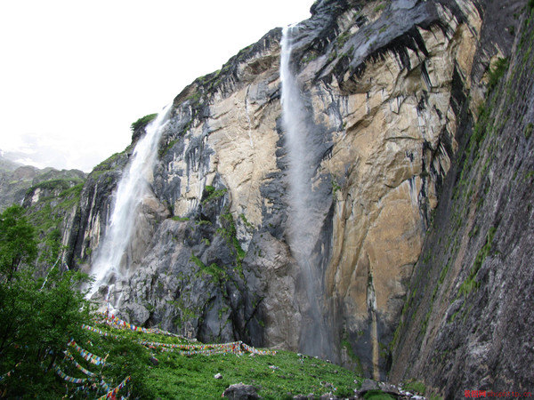 【携程攻略】梅里雪山雨崩神瀑景点,神瀑:藏族人将在雨崩神瀑下沐浴