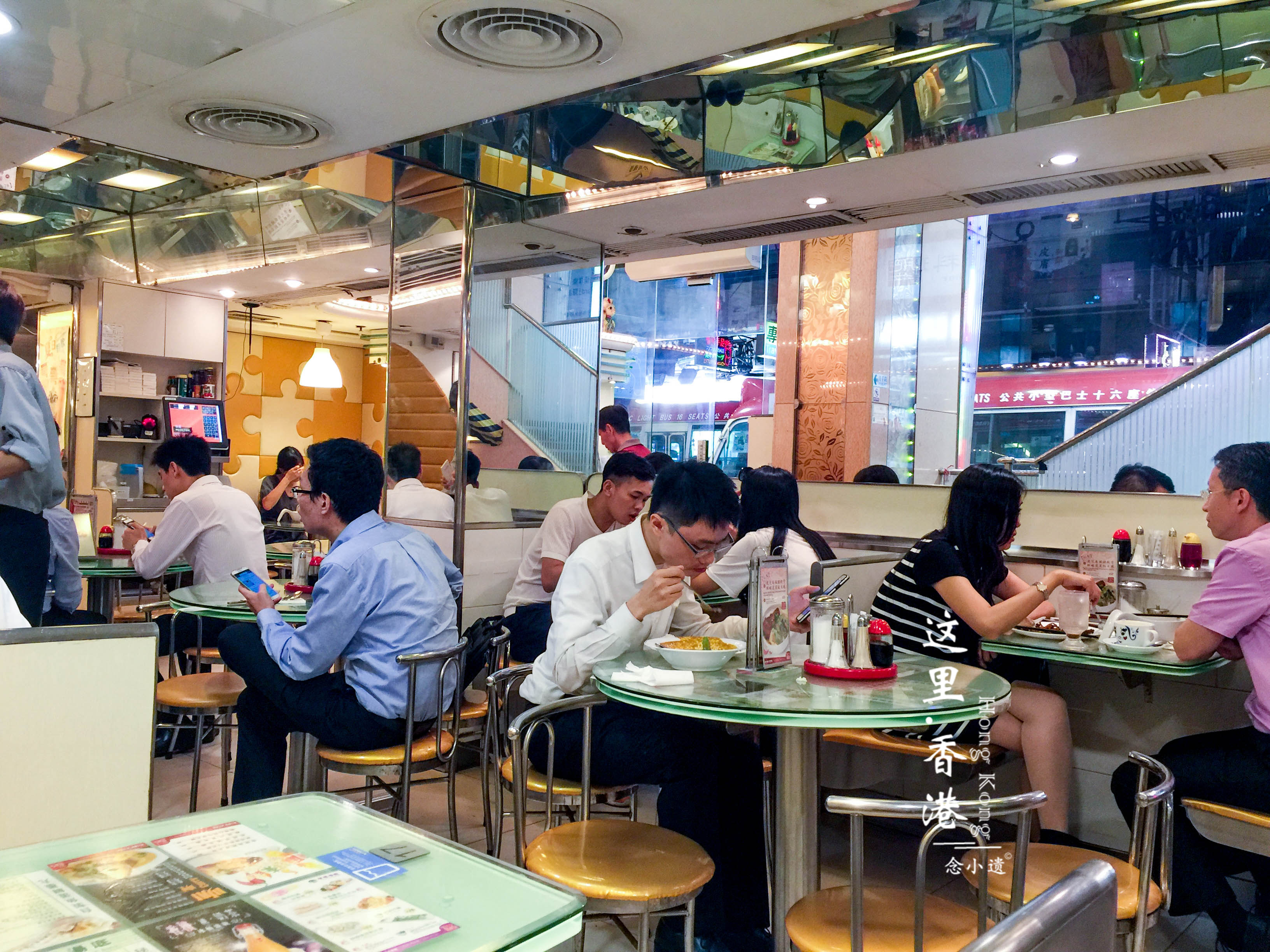 香港著名的24小时连锁茶餐厅,无论是名人明星还是平民百姓都会"来翠华