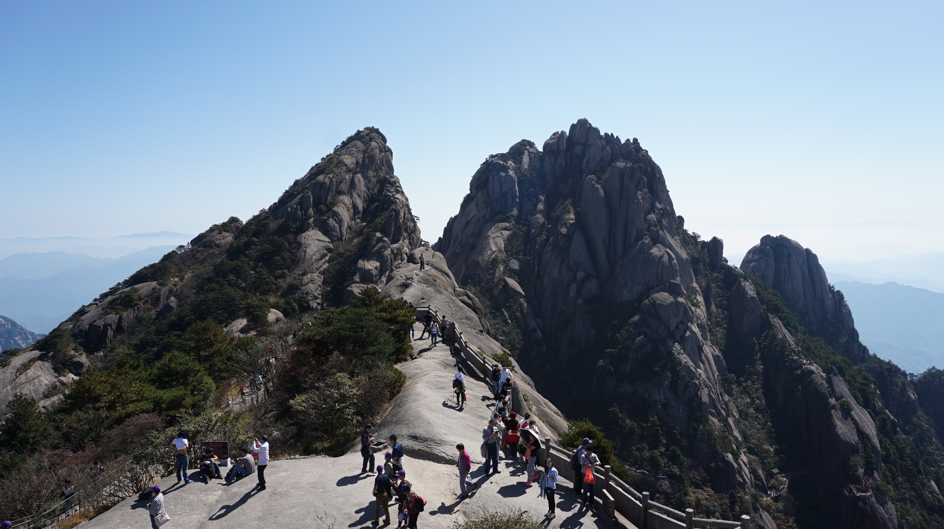 【携程攻略】黄山风景区鳌鱼峰景点,游客可以爬上鳌鱼峰观景,前面是