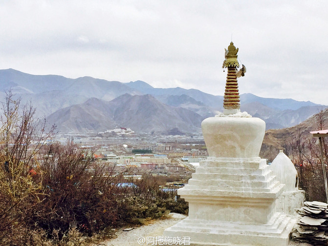 这是在桑曲寺山顶拍的,这两个寺都可以远眺整个拉萨