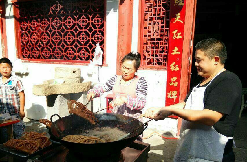 恩阳古镇是当年共产党的根据地,充满了红色气息,还有各种各样的小吃