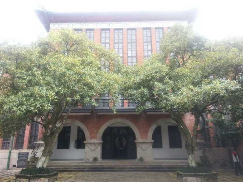历史悠久,公元976年成立,千年以来办学不息,1926年定名为国立湖南大学