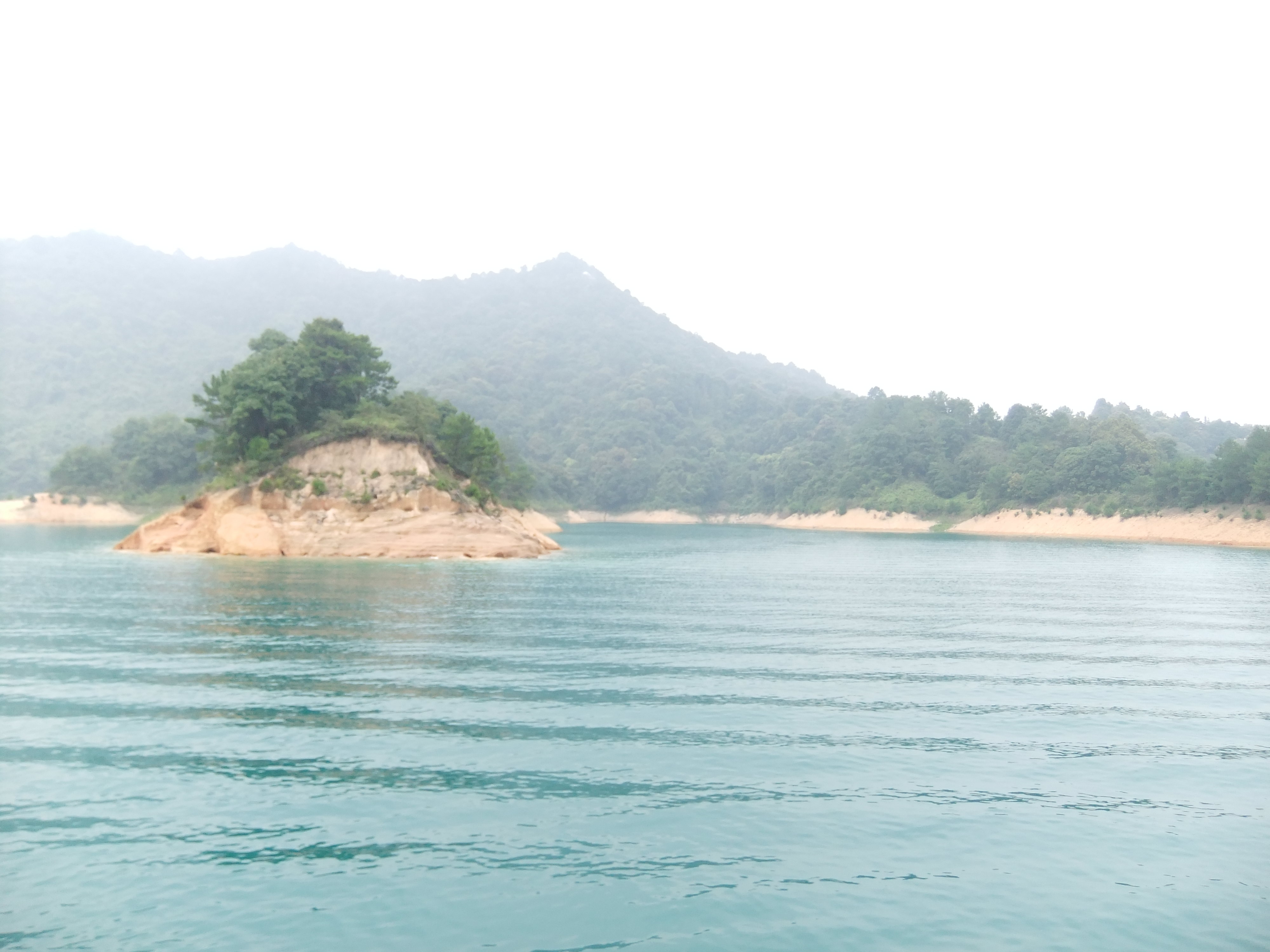 地区最大的人工湖(新丰江水库,因这里四季皆绿,处处是绿而取名万绿湖