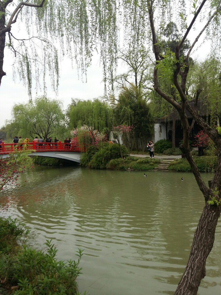 车停在虹桥坊地下停车场,很有序,停了近4个小时收费25元,收费合理。停车场步行到景区南门购票,距离很近,走过虹桥,步行7-8分钟就到了。自助电子向导租用,30元1部,交100元押金。景区很大,所有景点都去的话要1天时间。主要游玩了徐园、小金山、五亭桥、二十四桥、法海寺、白塔。九月气温适宜,景色很美,坐在五亭桥凉风习习,非常惬意。因为要取车,而且停车场出口,就是过了虹桥坊就有一家冶春茶楼,味道非常好,特别是蟹粉干丝。