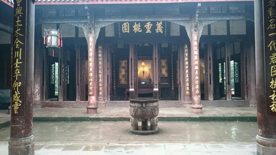武侯祠里供奉的是卧龙诸葛,诸葛亮
