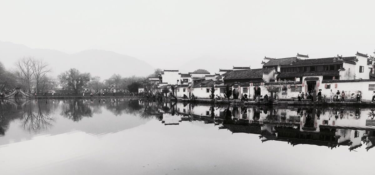 景色很美,去了两次了,一次是上大学暑假背着单反和三脚架,跟发小一起~在这里度过了悠闲的时光;一次是最近和同事们一起,清明节想不到也有这么多的人。。房子还是当年那个房子一点没变,村子外的荷花没有开,但是外围能看到大片的油菜花 另一番景致