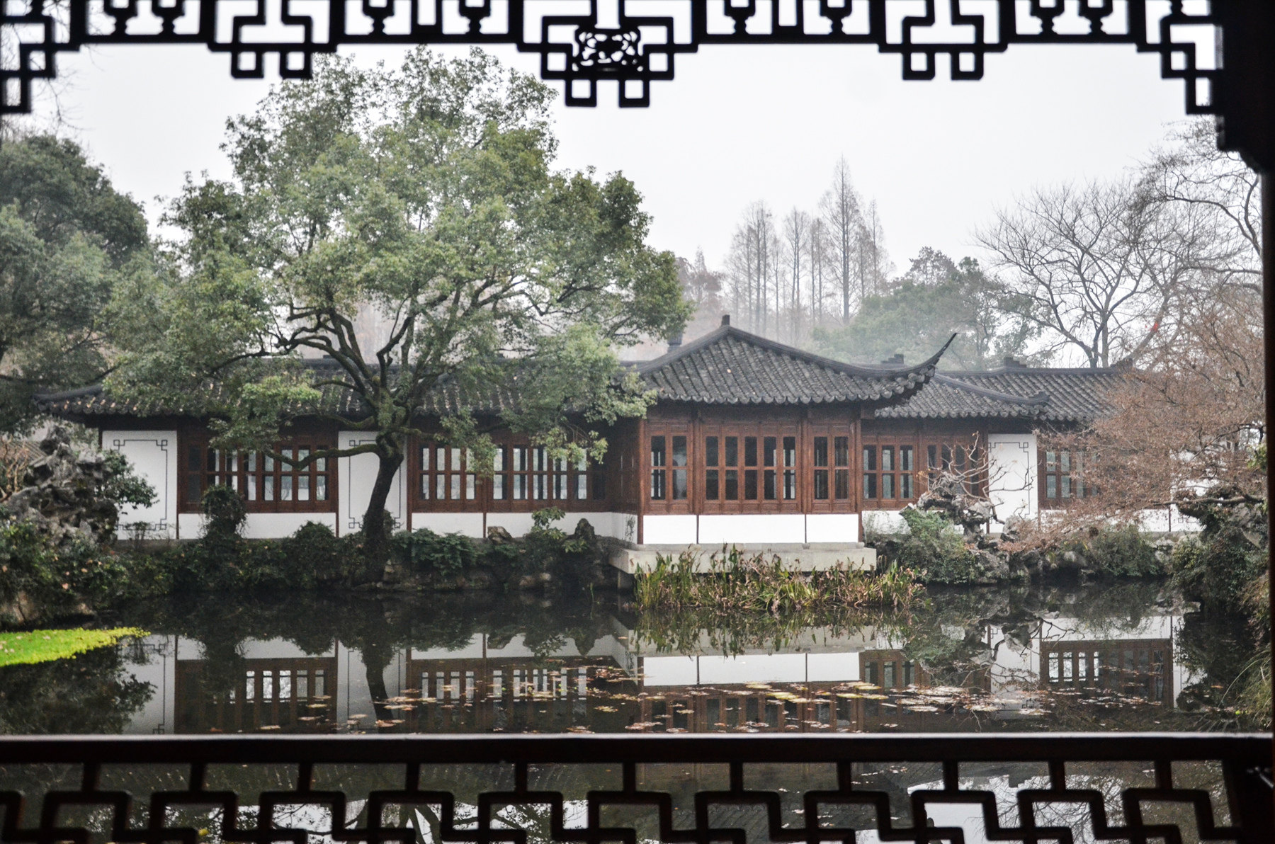 【携程攻略】杭州郭庄景点,郭庄，是杭州西湖之上一座最具有江南园林建筑艺术特色的私家花园。从…