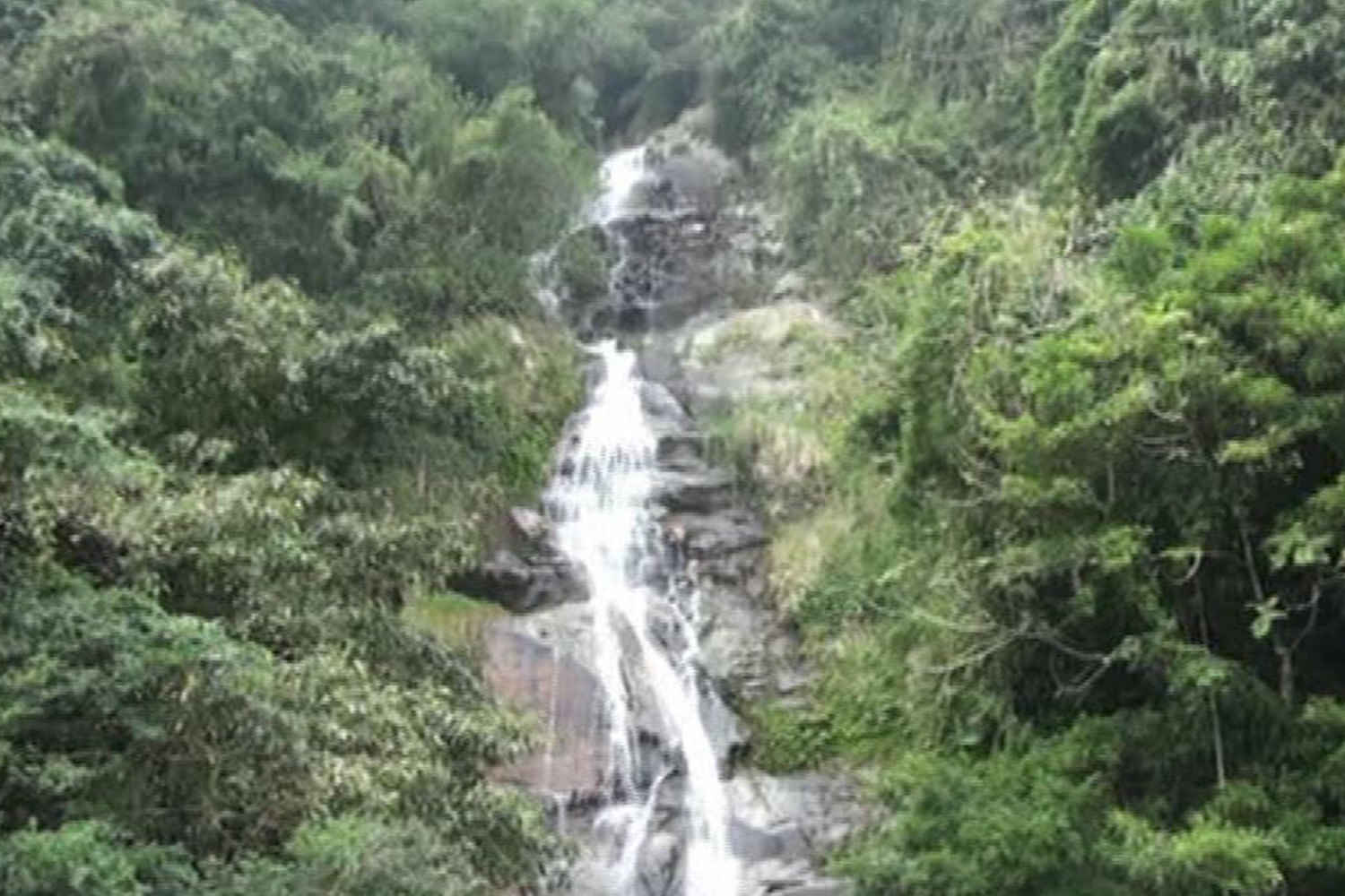 【携程攻略】五指山太平山瀑布景点,因为是枯水季节,太平山瀑布的水很