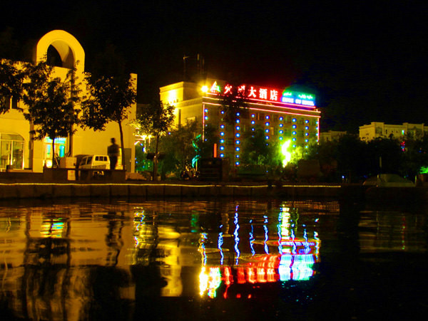 吐鲁番夜景(摄影:冯赣勇)