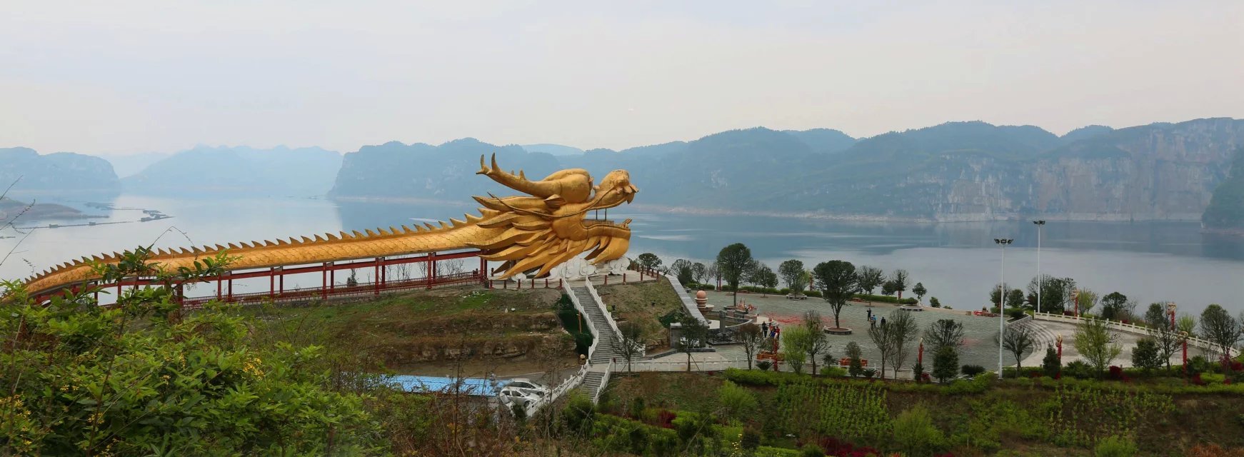 除了静若处子的湖面,飞龙湖还有灵动飞扬的瀑,滚滚流