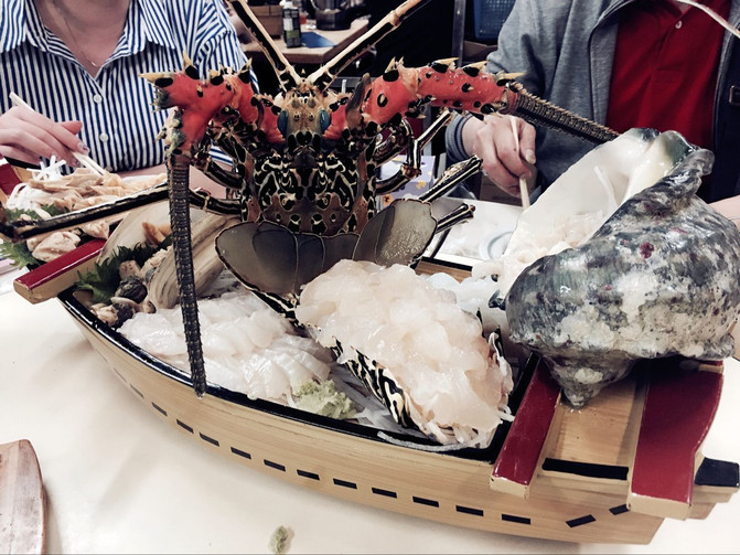 龙虾可以两吃,生吃很嫩,且带点甜味
