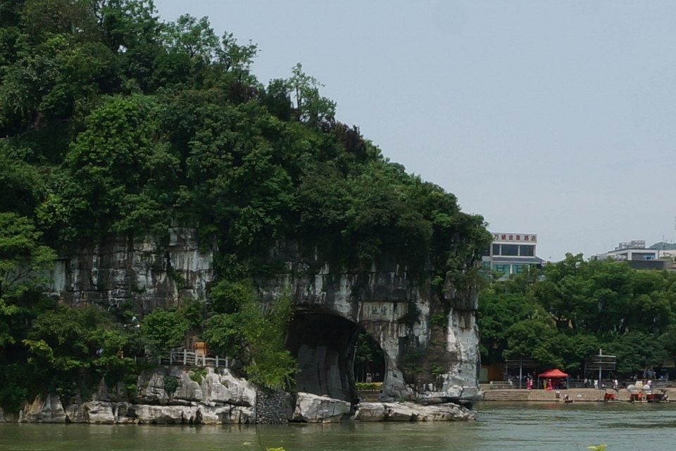 在象山景区观景台可以看到洞的左侧,在訾洲公园可以看到洞的右侧,而若