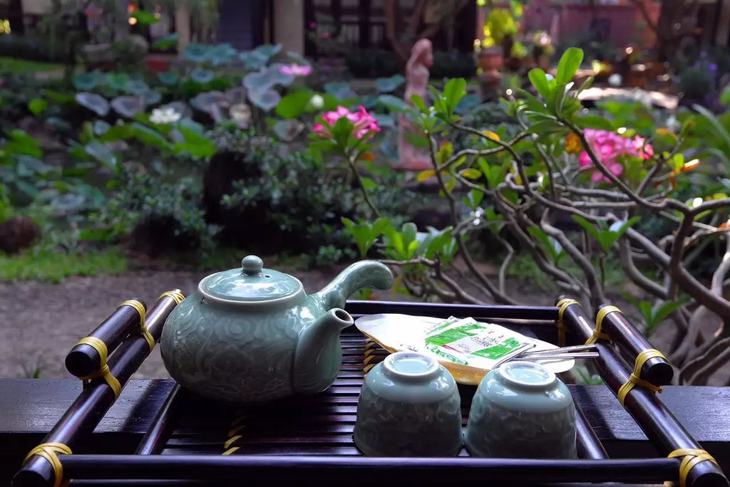 诗写梅花月,茶煎谷雨春,闲庭信步品茶香,悠然自得赏莲花