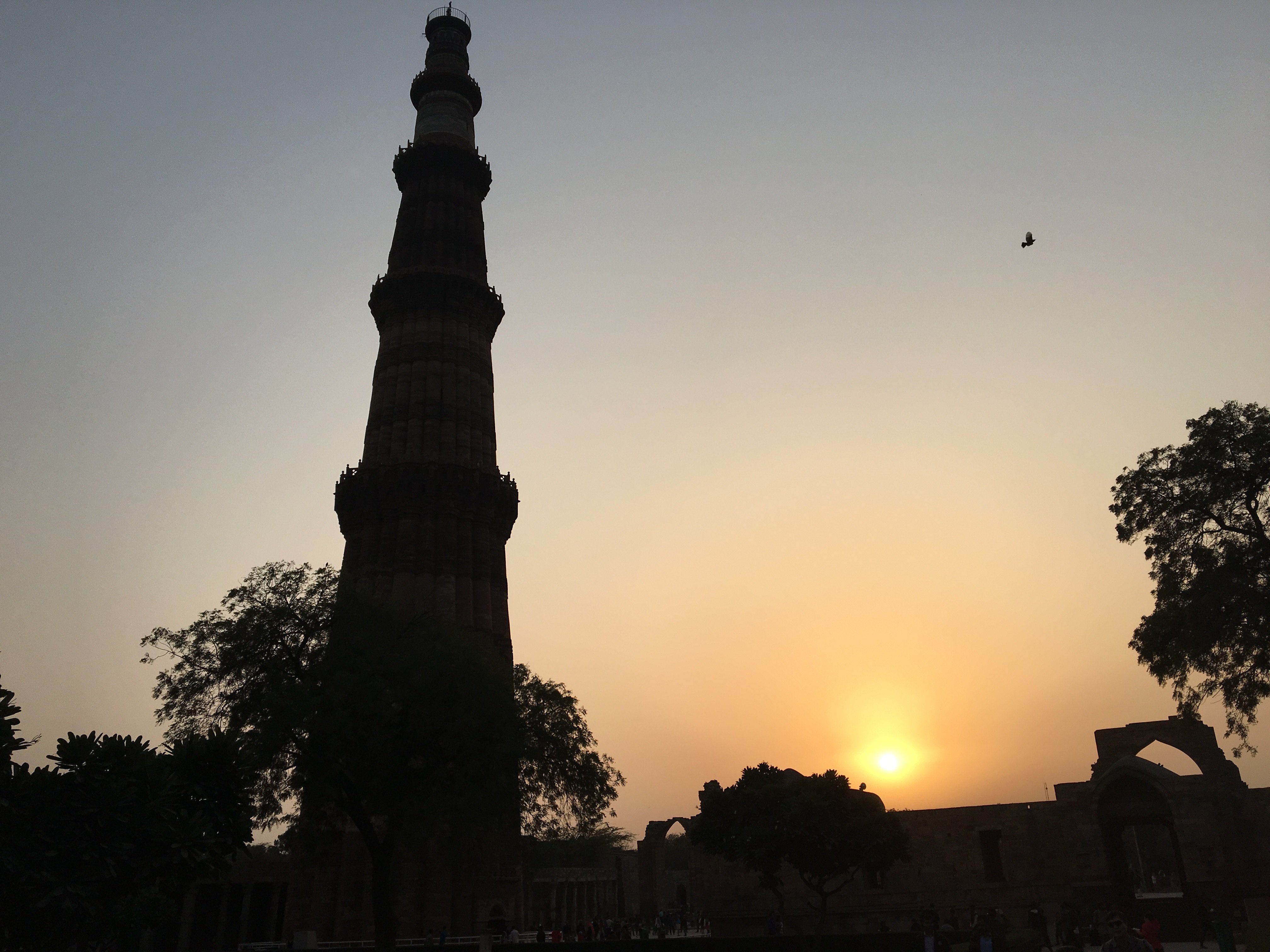 古特伯高塔(QUTAB MINAR)是德里的著名景点。它位于新德里南郊外约15公里处。是印度最高的古塔,被称为印度斯坦七大奇迹之一。
参观路线:入口-清真寺旁-东侧梅杰·史密斯圆顶-The Iman Zamin(清真寺的创建者)陵墓-清真寺内的Alai-Darwaza门户进入清真寺,再到达古伯特高塔的底部-庭院铁柱- Tomb of Iltutmish(德里的奠基人,奴隶制王朝的第三代统治者)-阿莱塔基座。