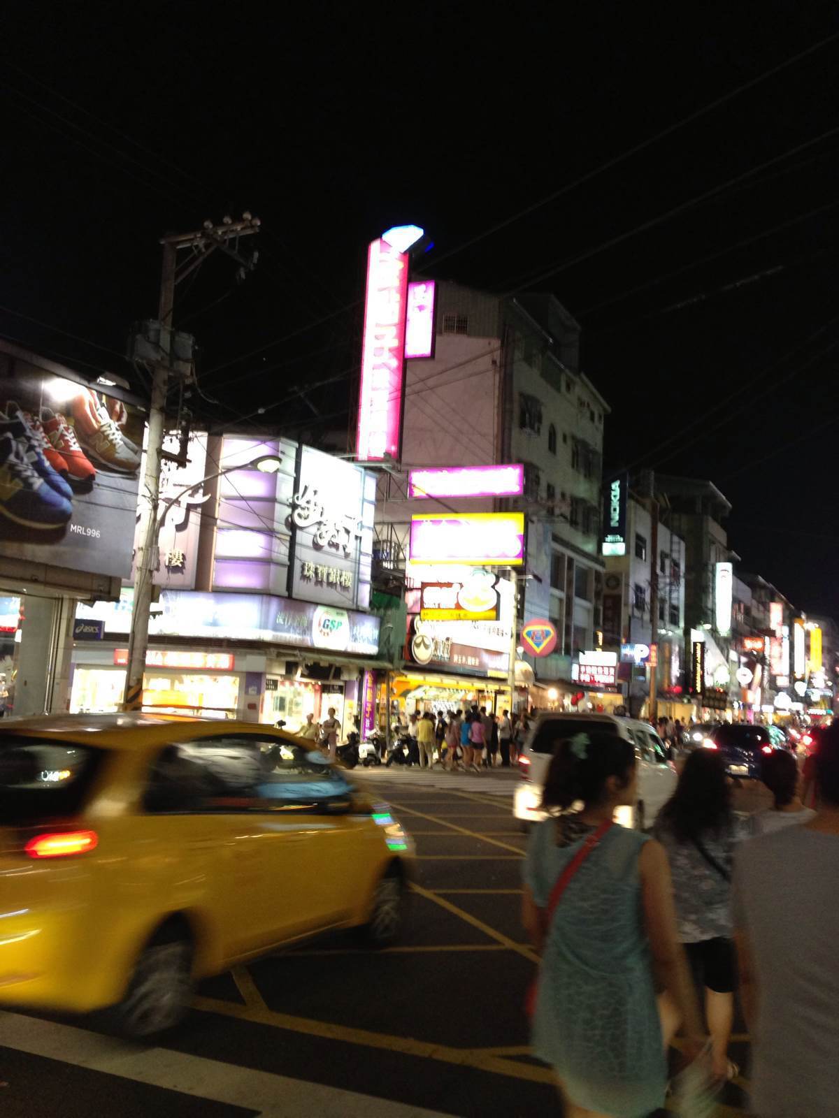 台湾逢甲街头夜景……逢甲夜市,挺热闹的,很多的美食,最后两张照片是