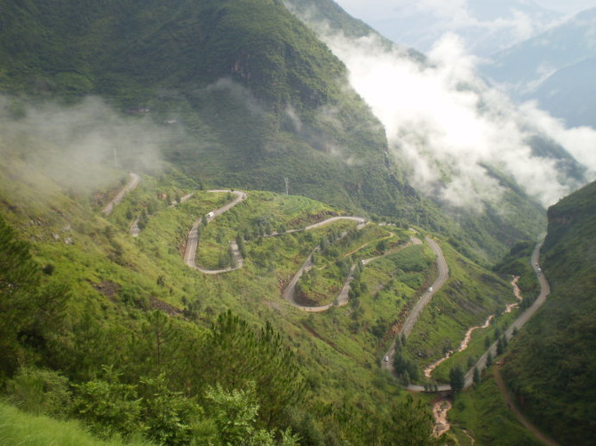 丽江去往泸沽湖沿途一景----山路十八弯!那首歌应该就出自这里吧!