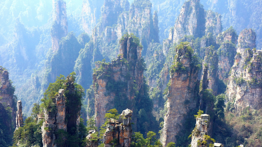 孤峰,峰林和峰丛,密集成群,高低错落,形态各异,秀翠丰满.