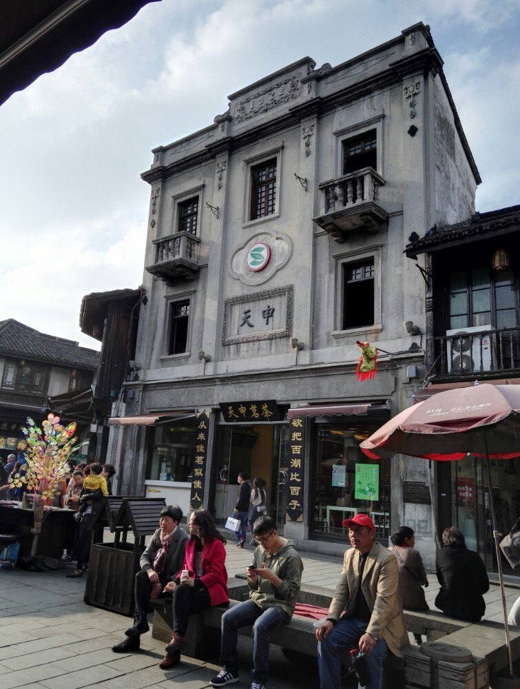 【携程攻略】杭州南宋御街景点,一条人造老街,人很多