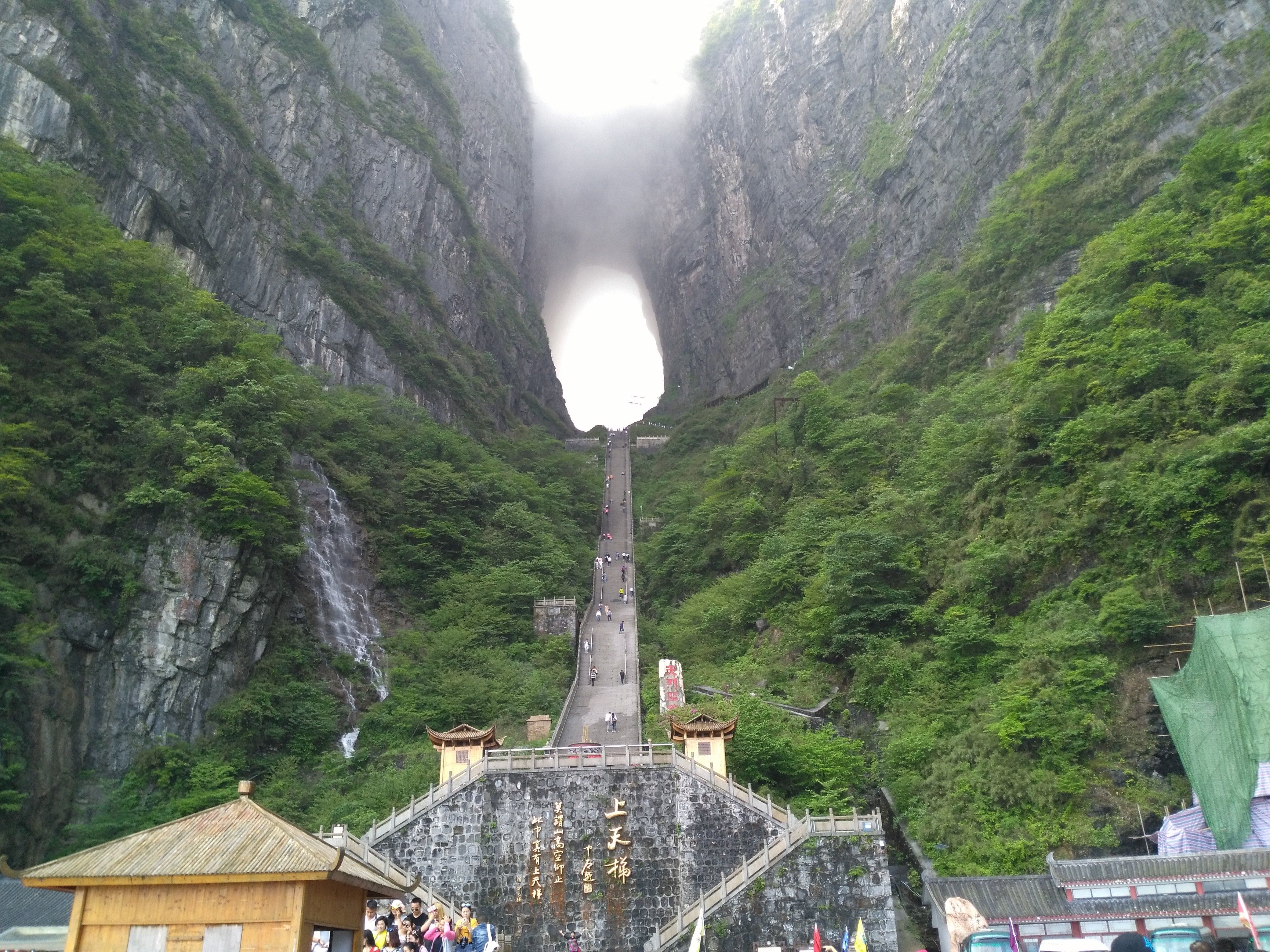 悬崖峭壁上的建筑奇迹，中国百龙天梯最惊险！